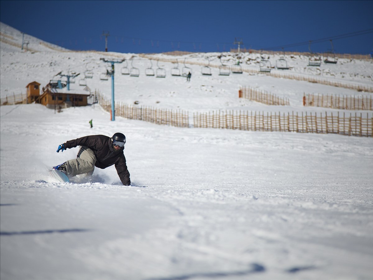 Snowboarder en las pistas de El Colorado