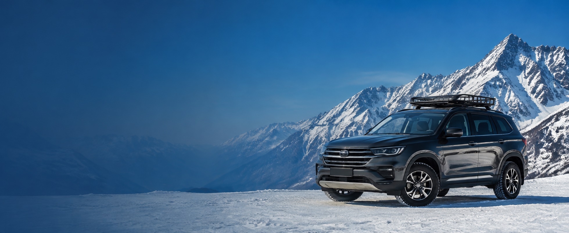 SUV para tours privados en un paisaje nevado de montaña