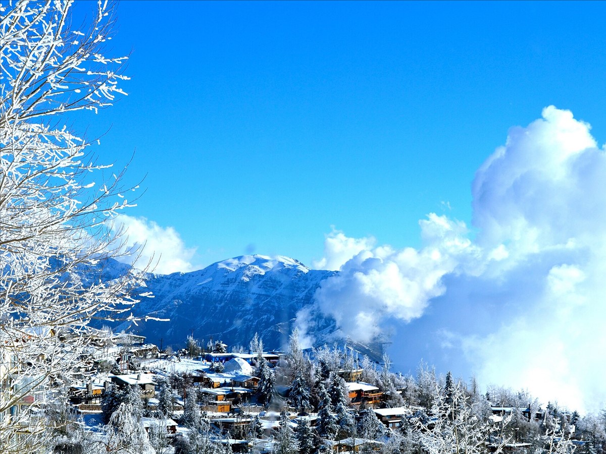 Pueblo de Farellones cubierto de nieve